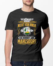 Load image into Gallery viewer, Market Trendz Schönheit Kommt Nicht Von Innen Sie Kommt Aus Mahlsdorf Guys Tee