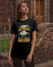 Load image into Gallery viewer, Market Trendz Schönheit Kommt Nicht Von Innen Sie Kommt Aus Mahlsdorf Guys Tee