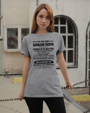 Load image into Gallery viewer, Eine Glückliche Tochter Ich Habe Eine Verrückte Mutter Sie Wurde Im Dezember Geboren Guys Tee