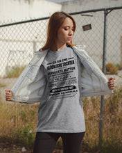 Load image into Gallery viewer, Eine Glückliche Tochter Ich Habe Eine Verrückte Mutter Sie Wurde Im Dezember Geboren Guys Tee