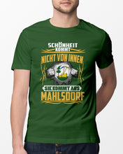 Load image into Gallery viewer, Market Trendz Schönheit Kommt Nicht Von Innen Sie Kommt Aus Mahlsdorf Guys Tee
