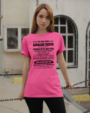 Load image into Gallery viewer, Eine Glückliche Tochter Ich Habe Eine Verrückte Mutter Sie Wurde Im Dezember Geboren Guys Tee
