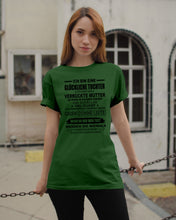 Load image into Gallery viewer, Eine Glückliche Tochter Ich Habe Eine Verrückte Mutter Sie Wurde Im Dezember Geboren Guys Tee
