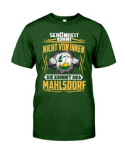 Load image into Gallery viewer, Market Trendz Schönheit Kommt Nicht Von Innen Sie Kommt Aus Mahlsdorf Guys Tee
